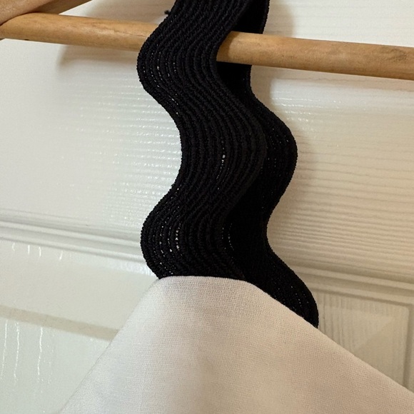 Pretty Green White Linen Crop Top – Size M – Black Wavy Straps – NWT - Picture 2 of 6